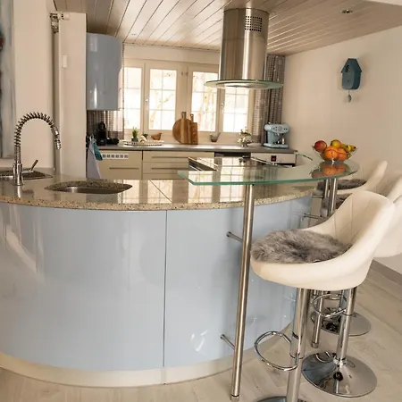 Spitzhorn - Your Peak Getaway - Private Terrasse & Gratis Parkplatz Gsteig