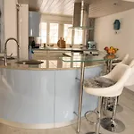Spitzhorn - Your Peak Getaway - Private Terrasse & Gratis Parkplatz Gsteig